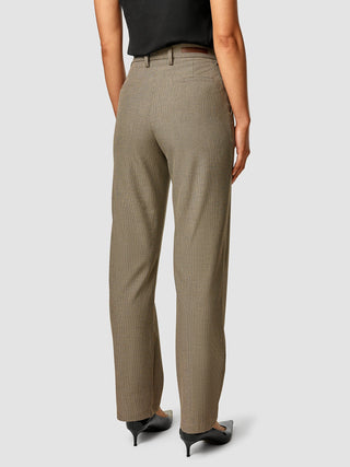 Back view of a person wearing Essential Pants Straight Latte and black pointed-toe heels.