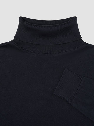 A Fine Knit Turtleneck Black in a Scandinavian design with long sleeves.