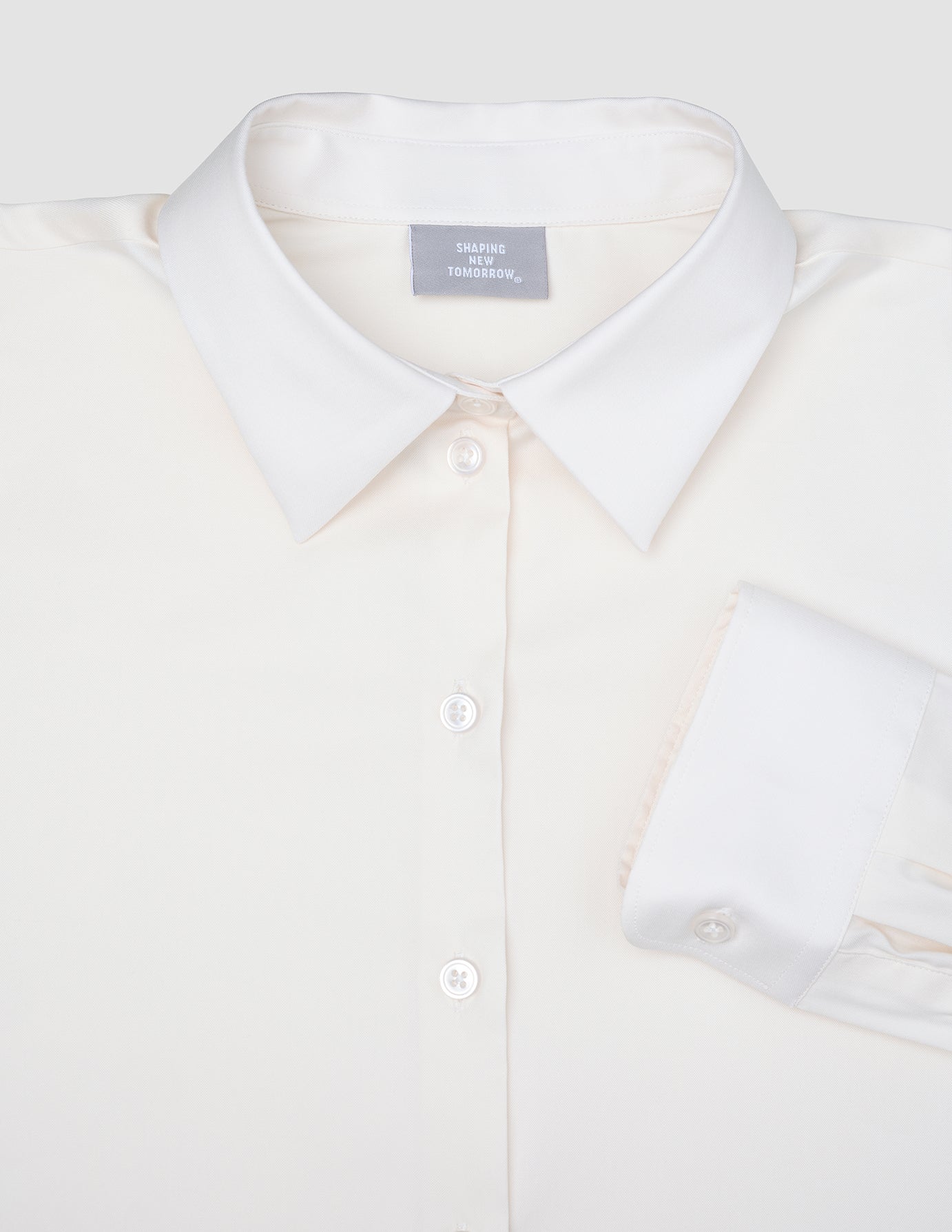 Women’s Oxford Shirt White Orchid Slim, a slim-fit white long-sleeved shirt with a classic collar and a branded inner neck label.