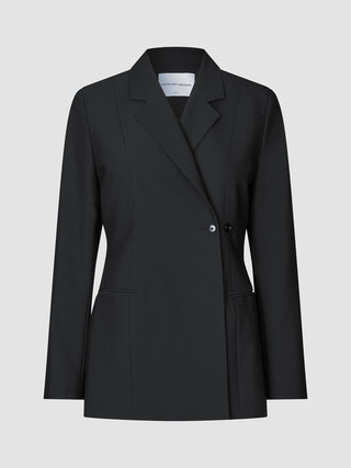 Women’s Avira Blazer Black, a single-breasted design featuring notched lapels and a single button closure, reflecting clean Scandinavian style.