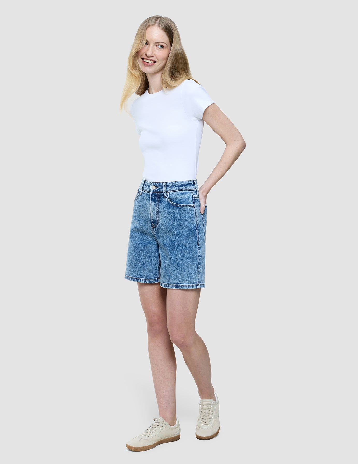 Women Classic Denim Shorts Snow Blue Wash