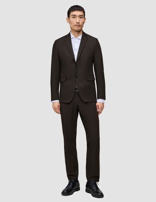 A man wears a Motion Blazer Regular Cognac over a white collared shirt and black dress shoes, reflecting a clean Scandinavian design.