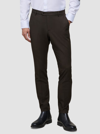 Slim-fit 360° stretch Motion Suit Pants Slim Cognac paired with a white button-down shirt and black boots.