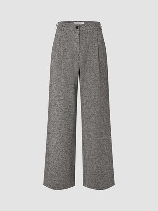 Women Ashryn Pants Wide Domino Herringbone: high-waisted wide-leg trousers in a black and white herringbone bouclé, featuring a button closure and front pleats in a classic Scandinavian design.