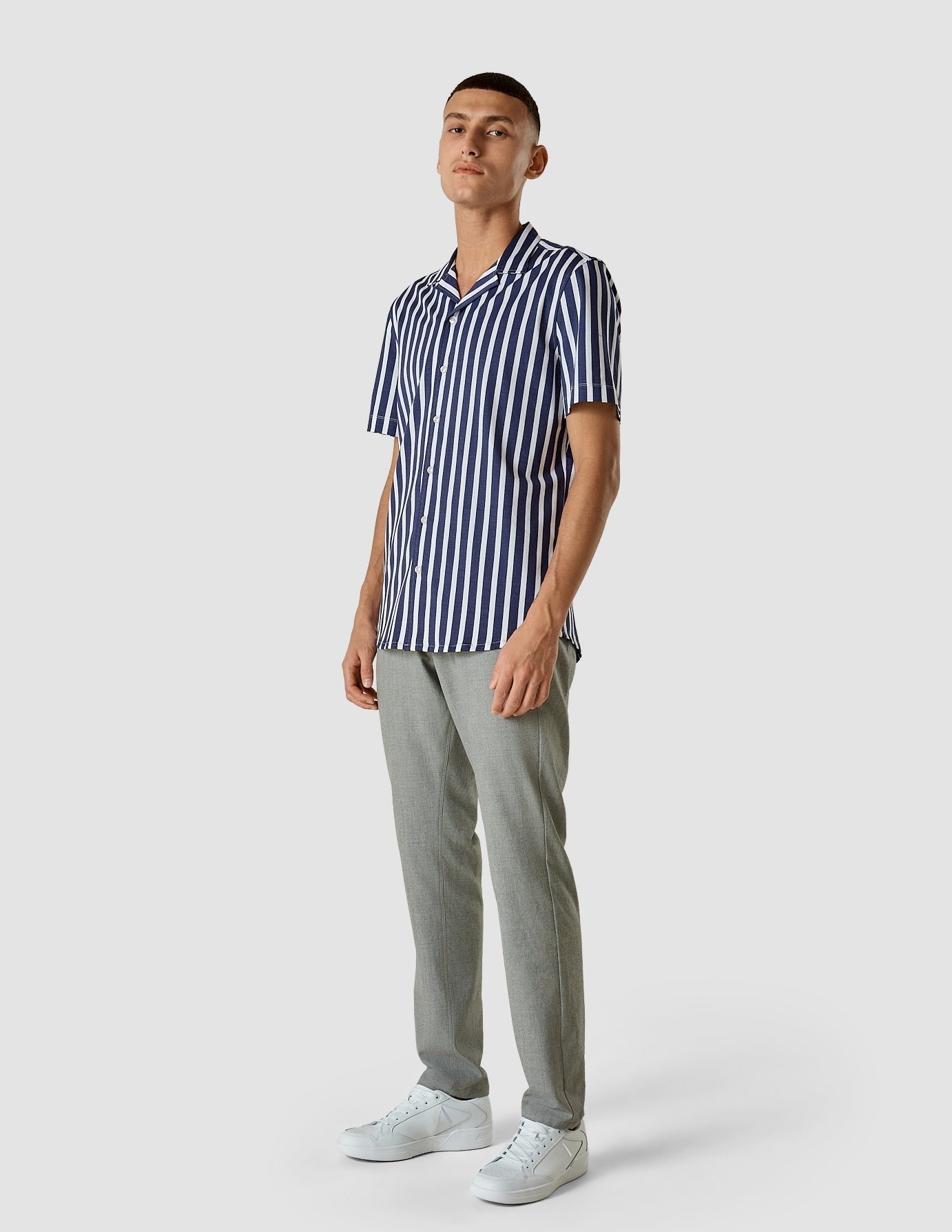 Model in full body wearing a Classic Short-Sleeved Shirt Bulky Stripes Navy