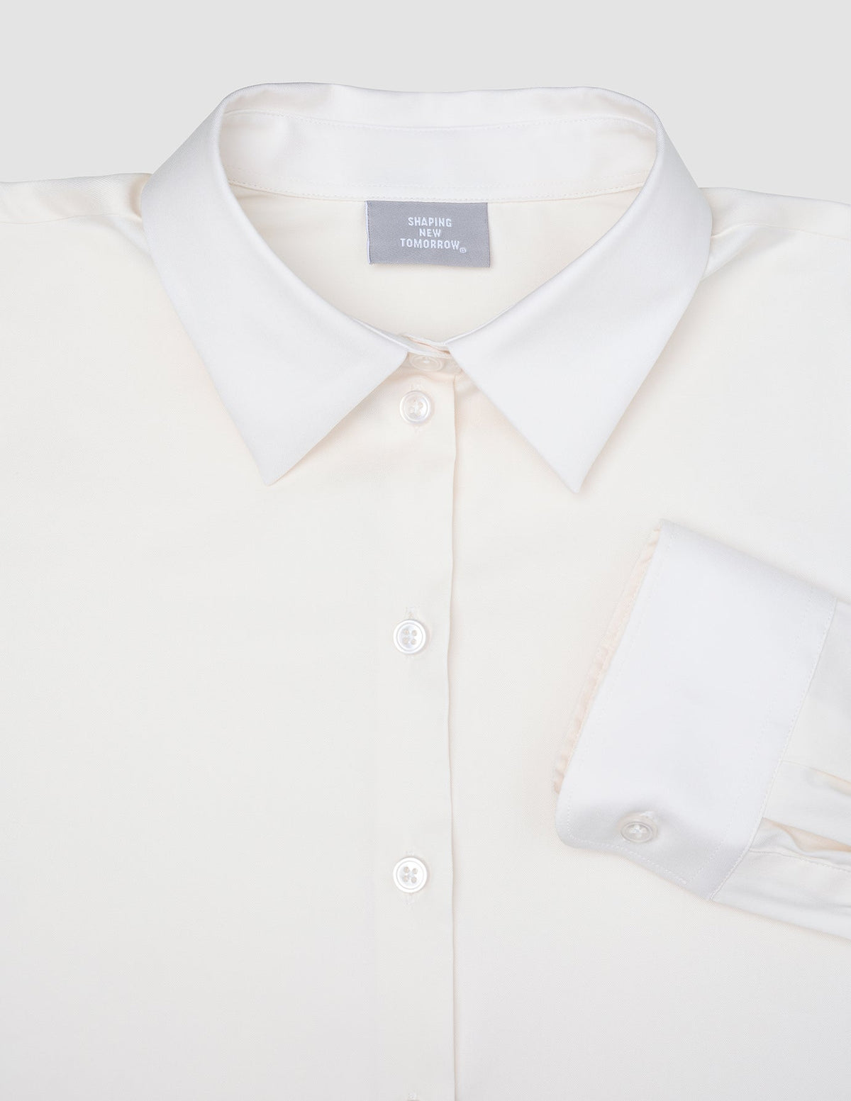 Women’s Oxford Shirt White Orchid Slim, a slim-fit white long-sleeved shirt with a classic collar and a branded inner neck label.