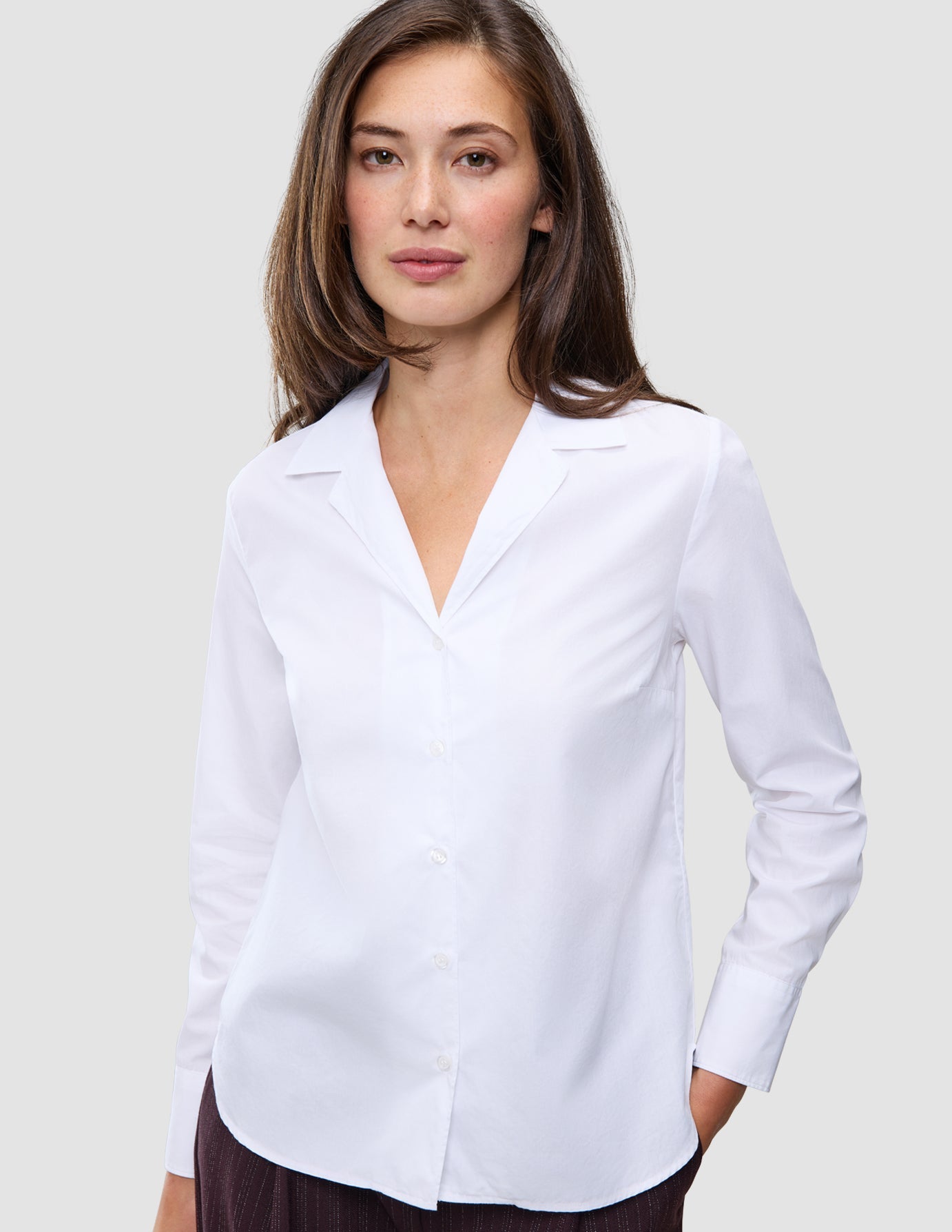 Woman wearing a white long-sleeved Madison Shirt White in 100% cotton with a notched collar.