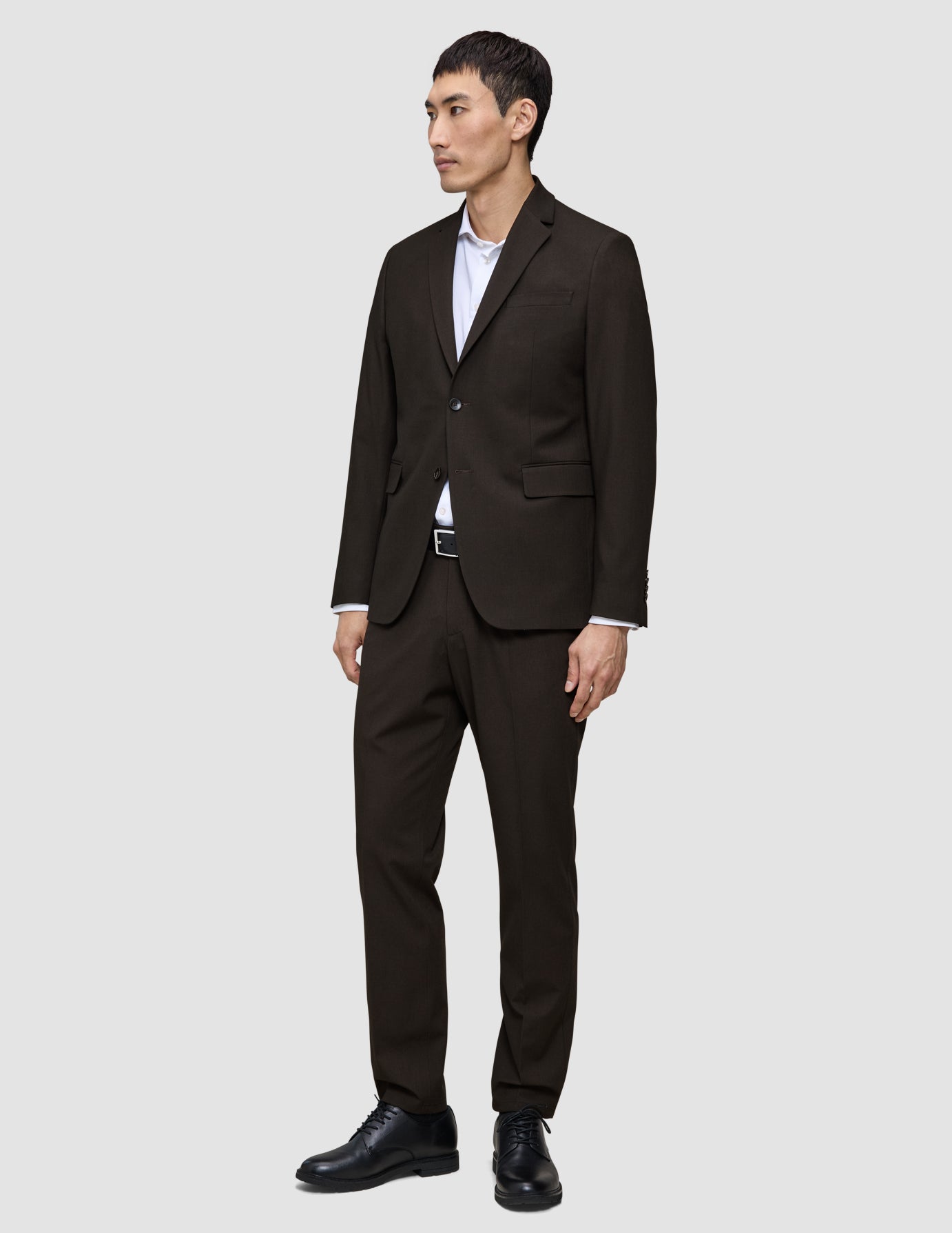 A man wearing a Motion Blazer Regular Cognac, styled with a white dress shirt and black leather shoes, showcasing Scandinavian design.